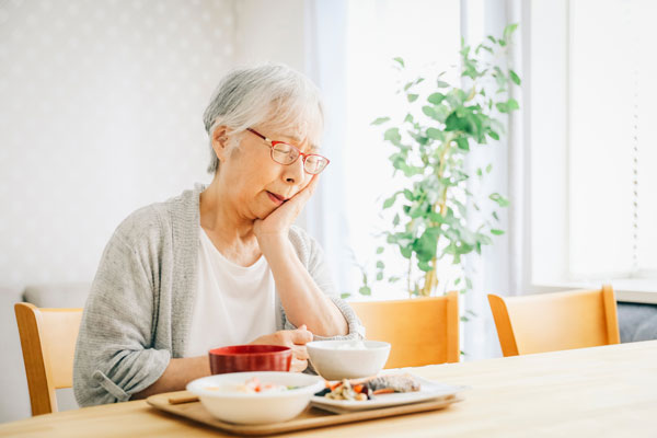 食事をする高齢者女性