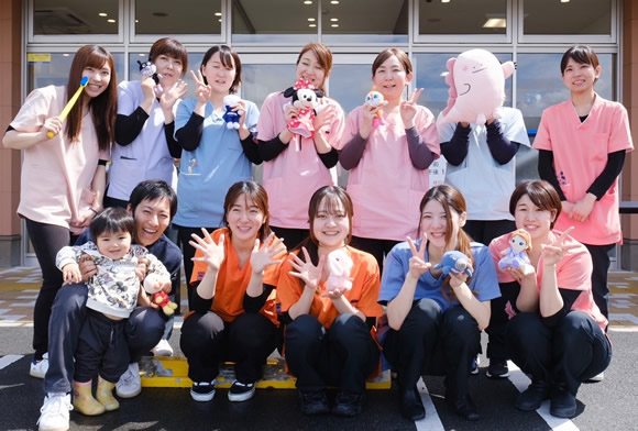 歯科医師と子どもスタッフ